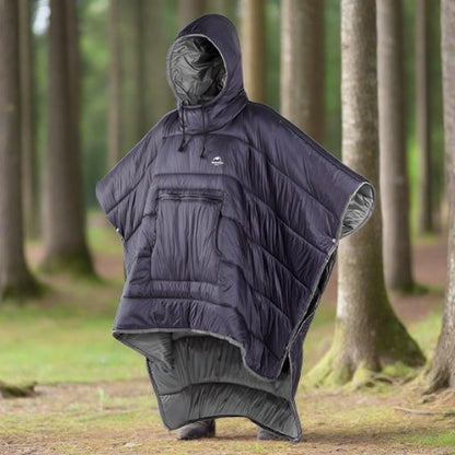 Upplev ultimat komfort under ditt äventyr i det fria med vår Utomhus varma camping Poncho i bomull och Nylon. Denna sovsäck är skapad för att ge dig en trygg och bekväm natt, oavsett om du är på campingturen eller bara kopplar av på altanen. xDogs AB