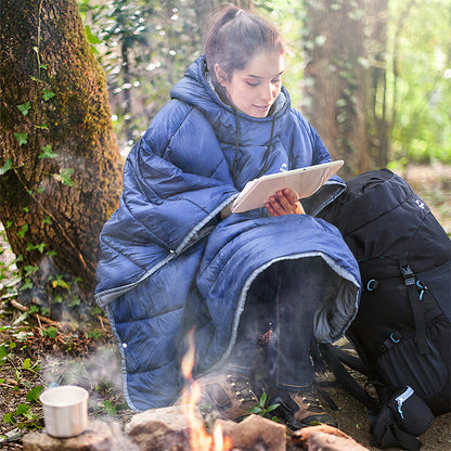 Upplev ultimat komfort under ditt äventyr i det fria med vår Utomhus varma camping Poncho i bomull och Nylon. Denna sovsäck är skapad för att ge dig en trygg och bekväm natt, oavsett om du är på campingturen eller bara kopplar av på altanen.