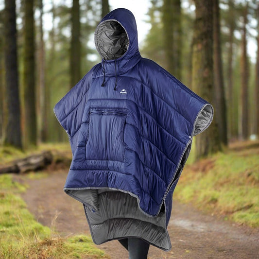 Upplev ultimat komfort under ditt äventyr i det fria med vår Utomhus varma camping Poncho i bomull och Nylon. Denna sovsäck är skapad för att ge dig en trygg och bekväm natt, oavsett om du är på campingturen eller bara kopplar av på altanen. xDogs AB