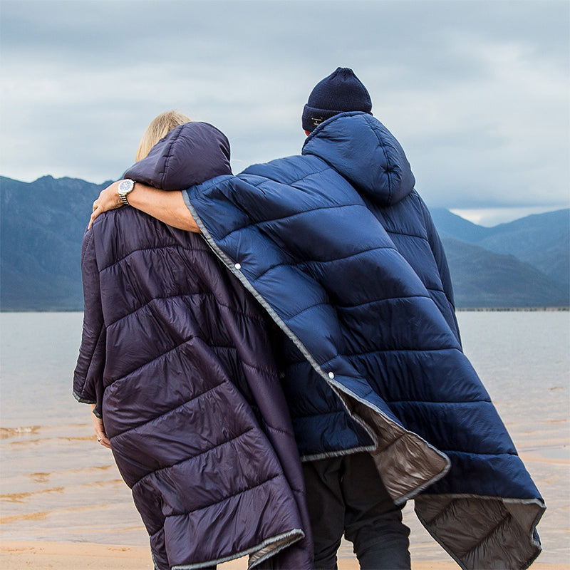 Upplev ultimat komfort under ditt äventyr i det fria med vår Utomhus varma camping Poncho i bomull och Nylon. Denna sovsäck är skapad för att ge dig en trygg och bekväm natt, oavsett om du är på campingturen eller bara kopplar av på altanen.