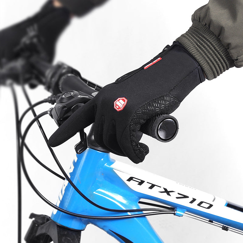 Our waterproof winter gloves are more than just protection against the cold - they are a statement of style and comfort. With a unique design and made from high quality Polarfleece material, these gloves are the perfect addition to your winter wardrobe. 